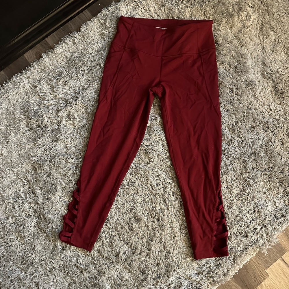 VS knockout capri leggings small